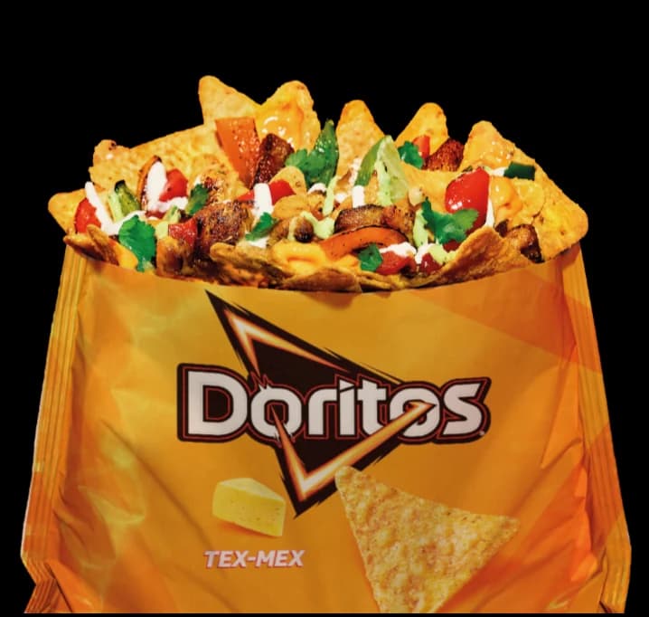 Bolsa de Doritos® Tex-Mex rebosando de nachos con pollo, queso y verduras